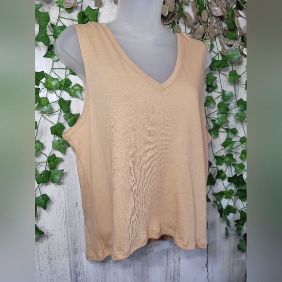 NWOT Chaser V-Neck Tank - Picture 4 of 9